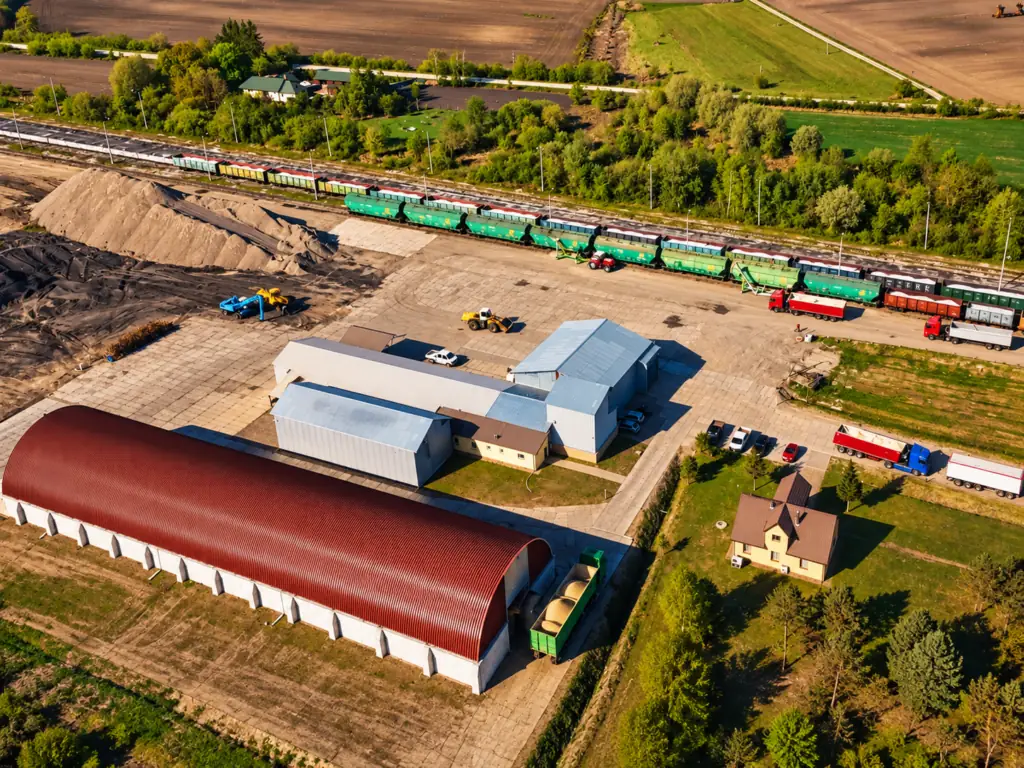 Industrialne tory o złotej godzinie